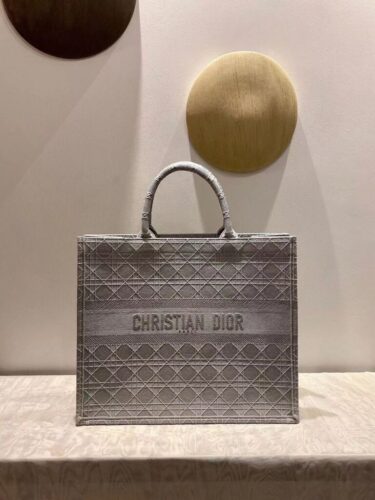 DIOR BOOK TOTE 売れてます‼️