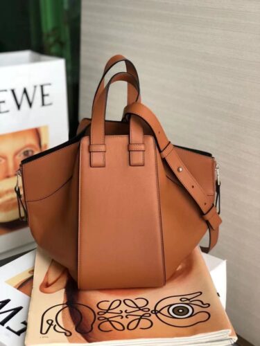 LOEWE Hammock 29cmx25cmx16cm/35cmx32cmx17.5cm２サイズがあります。大人気売れてます‼️