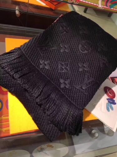 LOUIS VUITTON マフラーウールとシルク素材です、195cm×30cm 毎年売れてます‼️