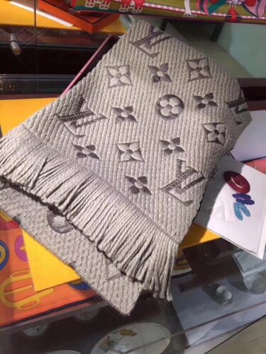 LOUIS VUITTON マフラーウールとシルク素材です、195cm×30cm 毎年売れてます‼️