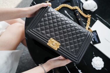 CHANEL BOY 28cm 羊皮です、売れてます‼️