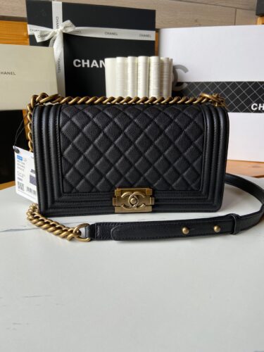 CHANEL BOY 25cm 牛皮です、売れてます‼️