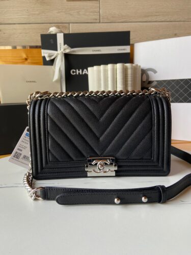 CHANEL BOY 25cm 牛皮です、売れてます‼️
