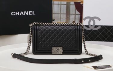 CHANEL BOY 25cm 羊皮です、売れてます‼️