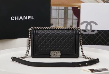 CHANEL BOY 25cm 羊皮です、売れてます‼️