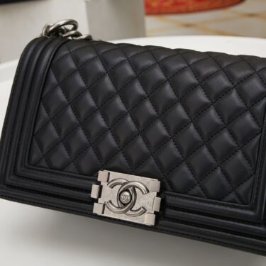 CHANEL BOY 25cm 羊皮です、売れてます‼️