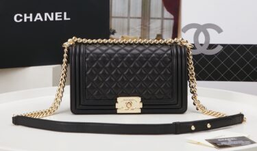 CHANEL BOY 25cm 羊皮です、売れてます‼️