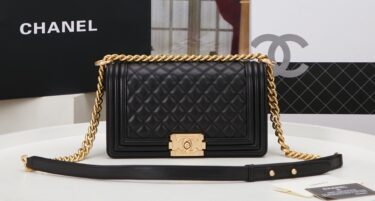 CHANEL BOY 25cm 羊皮です、売れてます‼️