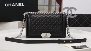CHANEL BOY 25cm 羊皮です、売れてます‼️