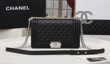 CHANEL BOY 25cm 羊皮です、売れてます‼️