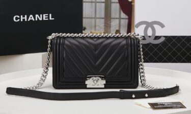 CHANEL BOY 25cm 羊皮です、売れてます‼️