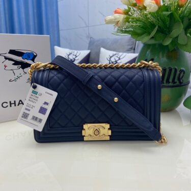 CHANEL BOY 25cm 牛皮です