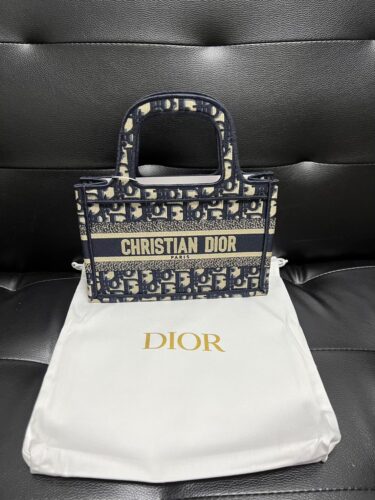DIOR BOOK TOTE ミニバッグ サイズ：22.5 x 24 x 8 cm