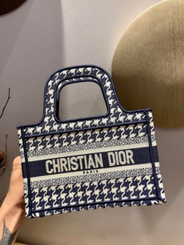 DIOR BOOK TOTE ミニバッグ サイズ：22.5 x 24 x 8 cm