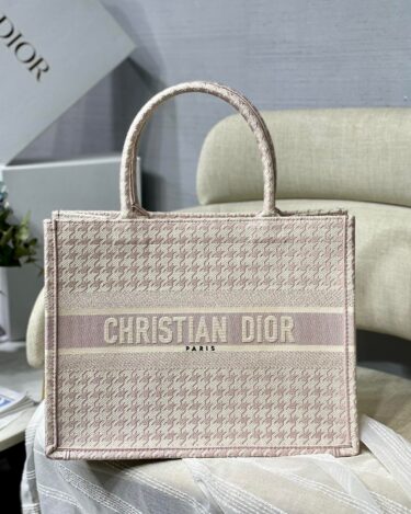 DIOR BOOK TOTE 売れてます。幅36.5cmです