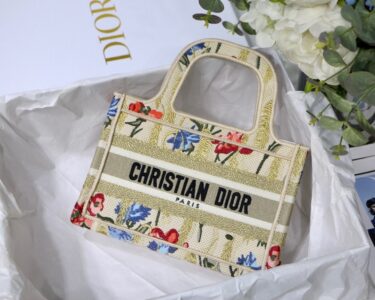 DIOR BOOK TOTE ミニバッグ サイズ：22.5 x 24 x 8 cm