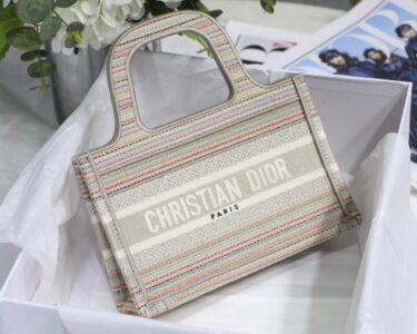 DIOR BOOK TOTE ミニバッグ サイズ：22.5 x 24 x 8 cm