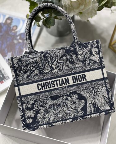 DIOR BOOK TOTE size26.5 x 21 x 14cm リリース!!!