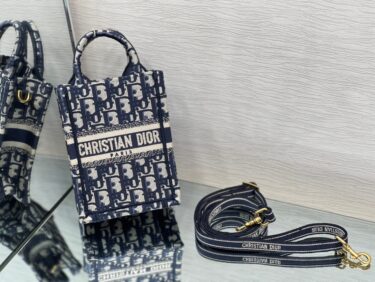 DIOR Book Tote mini：13.5 x 5 x 18 cm