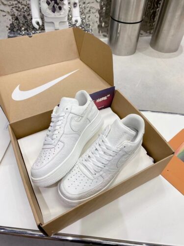 NIKE×LOUIS VUITTON コラボスニーカー！世界が欲しがる伝説の１足