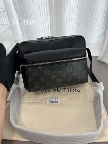 LOUIS VUITTON Shoulder bag