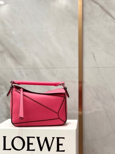 LOEWE パズルバッグ 写真は18cm×12cm×7.5cmです