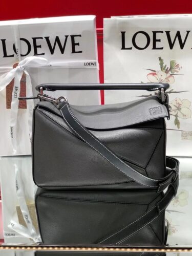 LOEWE パズルバッグ 写真は24cm×14cm×10cmです