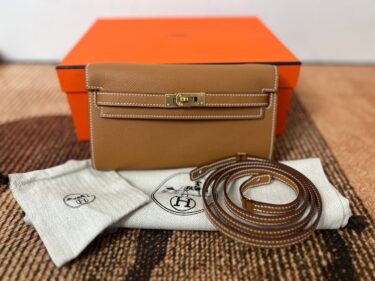 🔴アウトレット品 9万円送料込み🔴HERMES ケリーウォレット正規品価格120万円ほど、紐の縫い目が汚い/ロゴが逆さです。ということでアウトレット品になりました。未使用です。即発送できます。